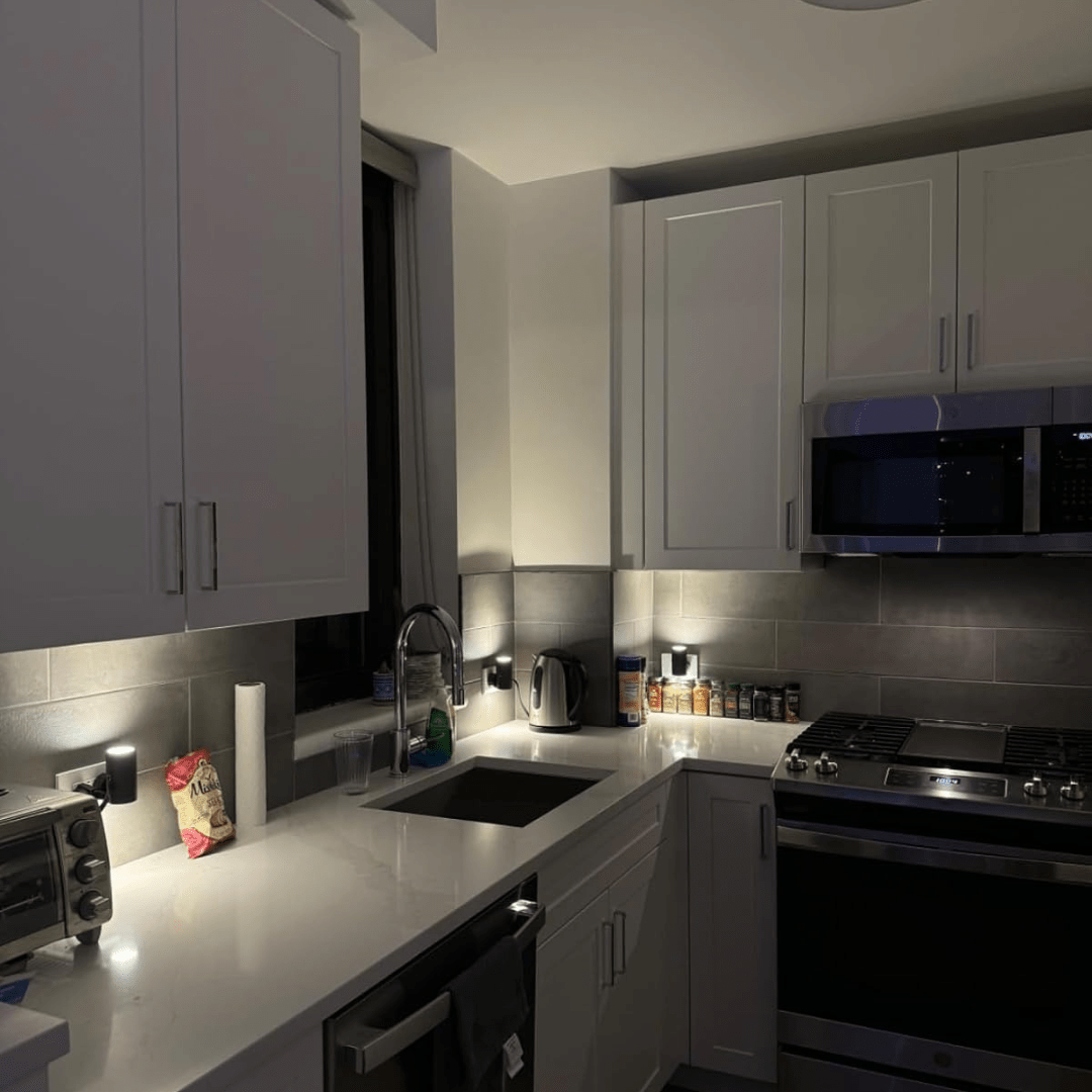 Lumora – Plug-In LED Wall Lamp with Smart Auto Mode