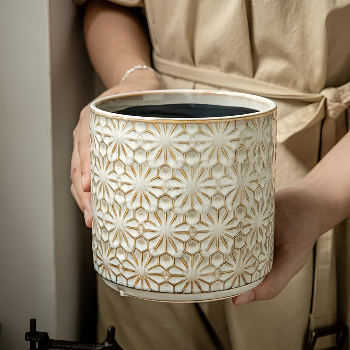 Brisa Utensil Holder - Ceramic, Embossed Floral Design 1