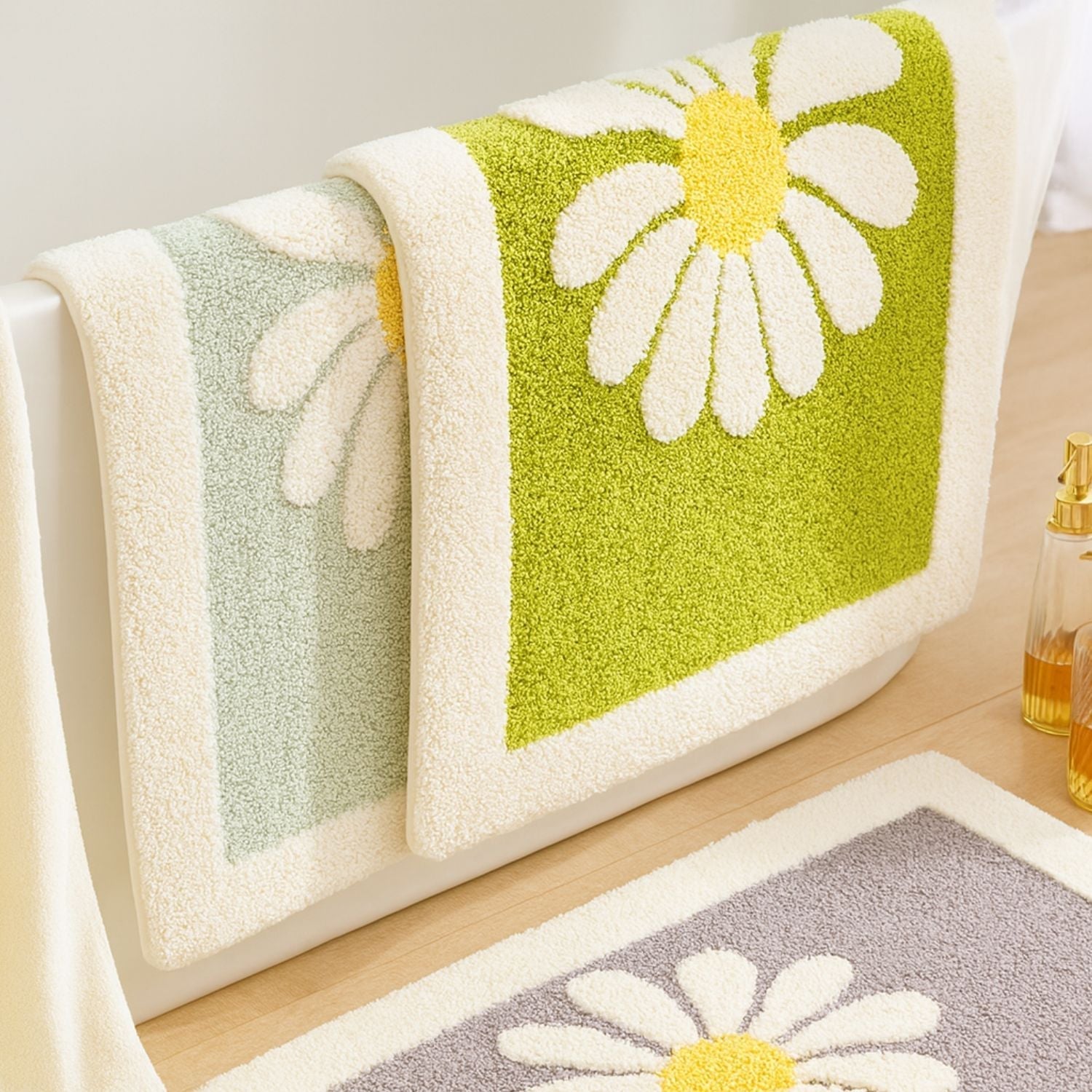 Daisy Bloom Bath Mat - Soft Microfiber, Non-Slip Design 3