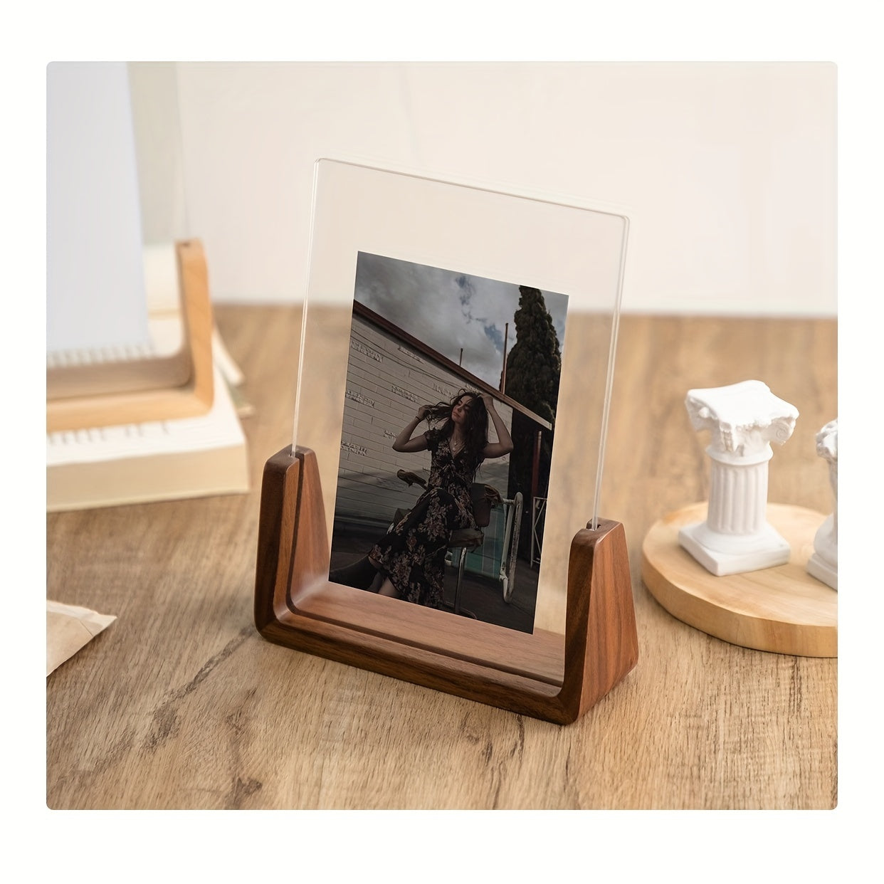 ClearNest Photo Frame – U-Shaped Acrylic Display – Modern Minimalist Decor