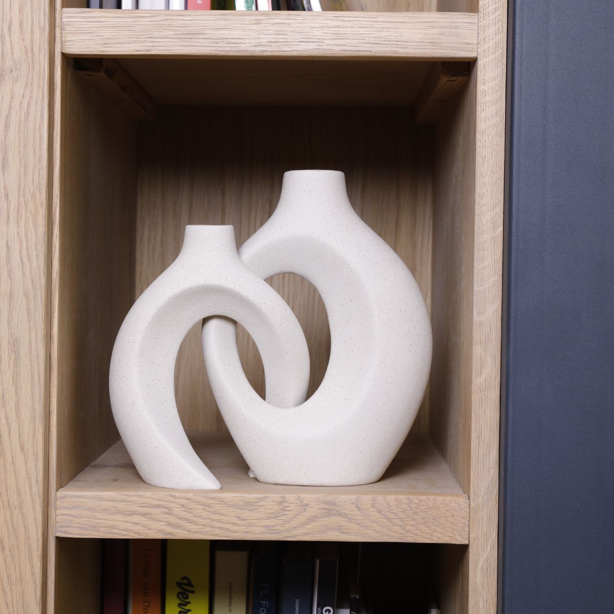 Gleora – Intertwined Ceramic Flower Vase